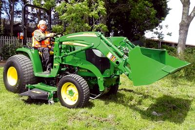 John Deere 3045R - image: HW